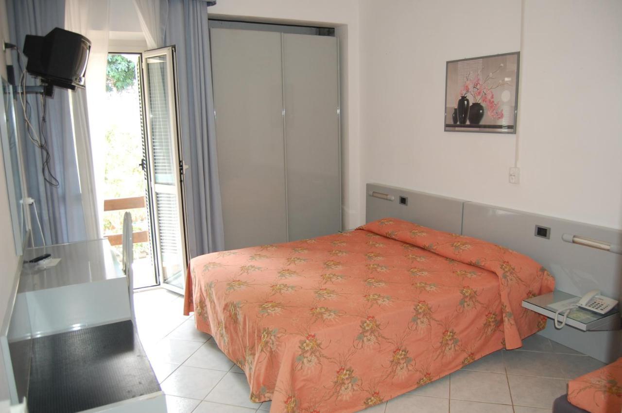Hotel Villa Ombrosa Portoferraio Szoba fotó